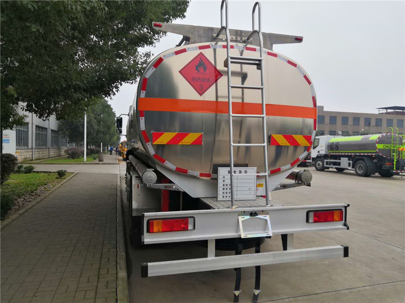 東風(fēng)柳汽乘龍小三軸24.4方鋁合金運(yùn)油車